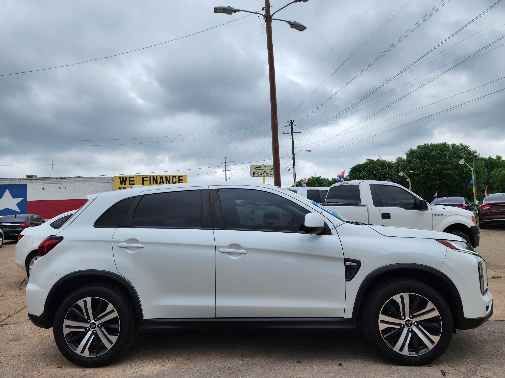 2020 DIAMOND WHITE Mitsubishi Outlander Sport SPORT (JA4AP3AU4LU) with an 2.0L L4 DOHC 16V engine, CVT transmission, located at 2660 S.Garland Avenue, Garland, TX, 75041, (469) 298-3118, 32.885387, -96.656776 - Welcome to DallasAutos4Less, one of the Premier BUY HERE PAY HERE Dealers in the North Dallas Area. We specialize in financing to people with NO CREDIT or BAD CREDIT. We need proof of income, proof of residence, and a ID. Come buy your new car from us today!! This is a Very clean 2020 MITSUBISHI - Photo #2